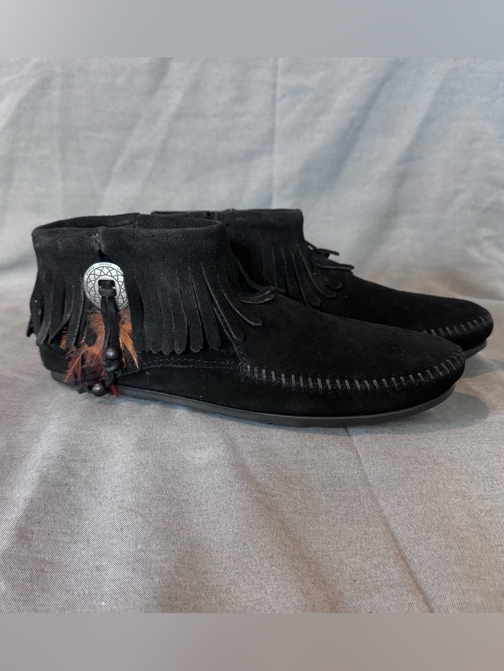 Minnetonka Women Black Suede Fringe Concho Feather Moccasin Ankle Boots Size 7